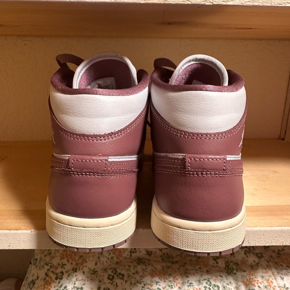 Nike Air Jordan High-Tops in Platinum and Mauve Size 6.5M/8W - Picture 3 of 6